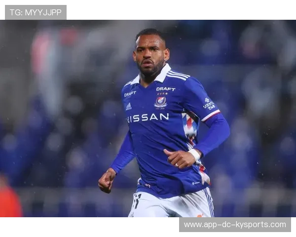 中国队前锋洛佩斯在巴黎奥运会上表现出色，足球运动员洛佩斯